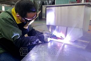 不銹鋼鈑金焊接加工廠家，【恒宇泰金屬】每個(gè)產(chǎn)品都經(jīng)過自檢互檢才出廠