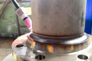 這是一種非常實(shí)用的仰焊操作方法