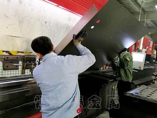 在鈑金件折彎加工過程中有幾個關鍵問題需要特別關注